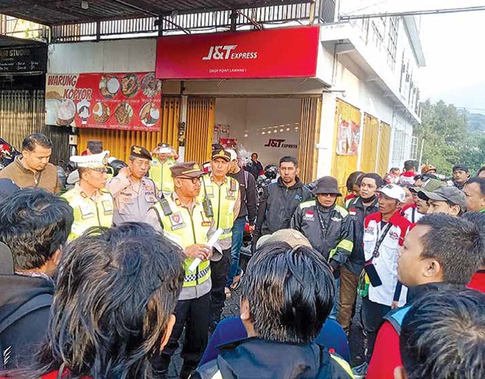 SAMPAIKAN ASPIRASI: Ratusan driver Ojol berkumpul di wisata Petik Madu, Lawang sebelum berangkat ke Surabaya kemarin.