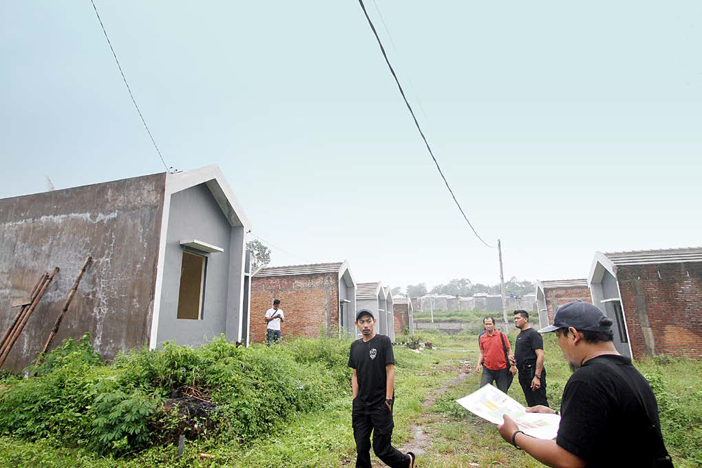 RESPONS LAPORAN: Anggota Satreskrim Polres Malang memeriksa kondisi beberapa rumah di Perumahan Grand Mutiara Kedungrejo (GMK), Kecamatan Pakis, Kabupaten Malang, kemarin (20/5).
