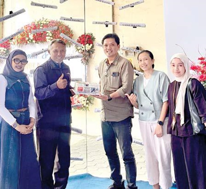KOLEGA: Perwakilan Regent&rsquo;s Park Hotel dan  Manajemen CitraLand Puncak Tidar Malang hadir di Kantor Jawa Pos Radar Malang untuk mengucapkan selamat.