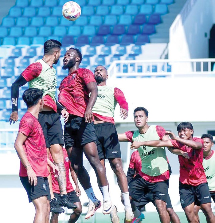 PUTAR OTAK: Para pemain Arema FC mengasah kemampuan bola mati dalam sesi latihan di Stadion Kanjuruhan, kemarin.