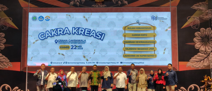 Penyerahan simbolisasi pembuka acara Cakra Kreasi UM 2025 di Graha Cakrawala