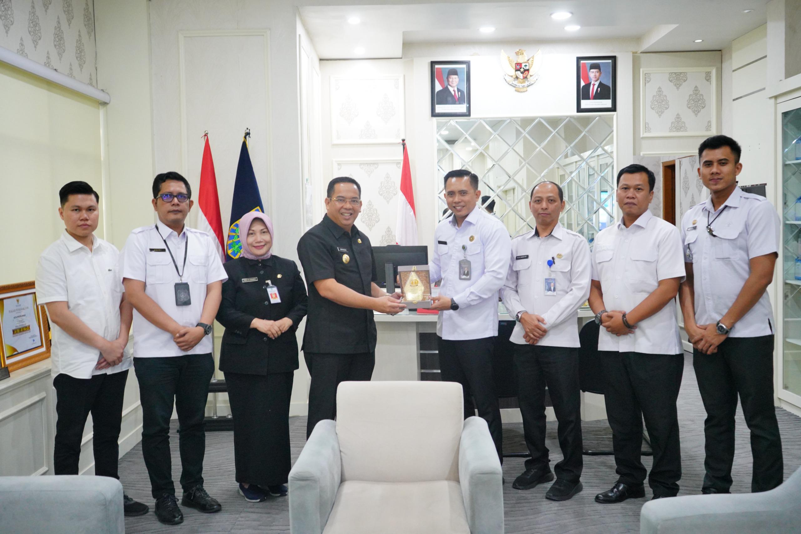 KERJA SAMA: Wali Kota Probolinggo, dr. Aminuddin, menyambut baik dan mendukung penuh upaya peningkatan sarana dan prasarana layanan keimigrasian dengan keberadaan UKK Probolinggo.