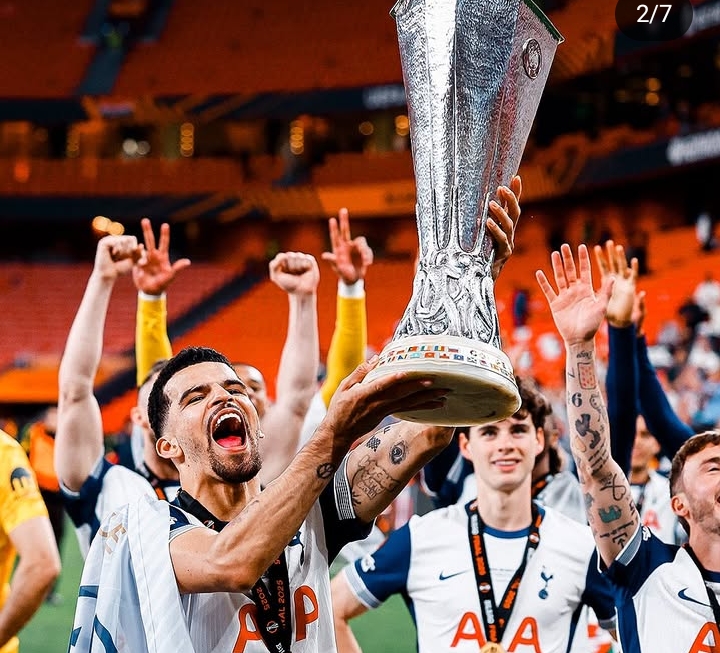 ANGKAT PIALA: Perayaan juara Tottenham Hotspur yang memenangkan Liga Europa UEFA musim ini.