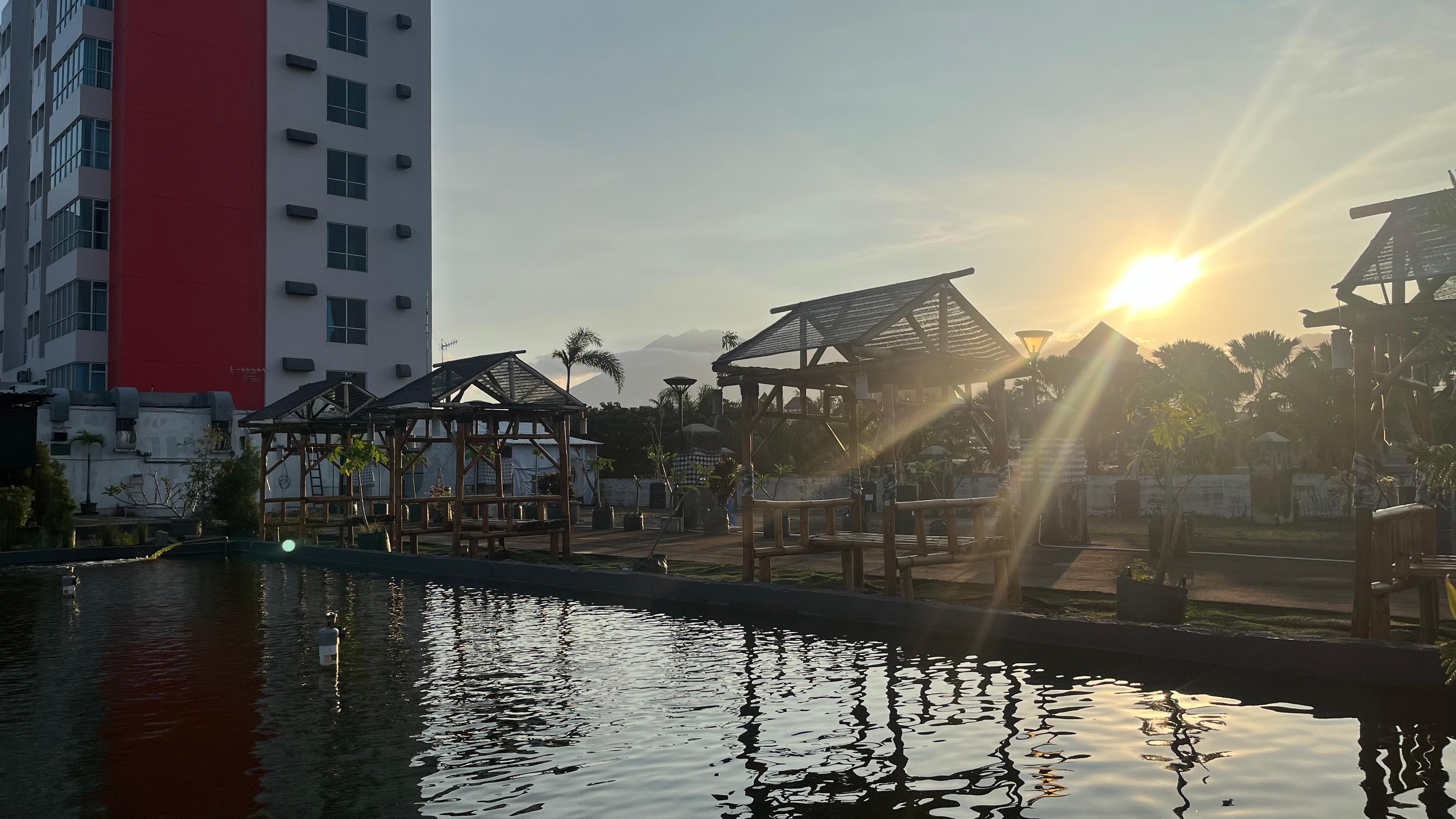 RILEKS: Bertempat di area outdoor hotel, BaReLo Extension dirancang sebagai ruang serbaguna yang menghadirkan kenyamanan dalam suasana terbuka, cocok untuk berbagai kebutuhan.