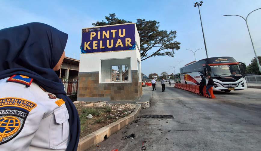 PENCEGAHAN: Petugas perwakilan Kemenhub di Terminal Tipe A Arjosari mengawasi kondisi di sekitar pintu keluar terminal yang biasa digunakan bus untuk ngetem, kemarin (21/5).