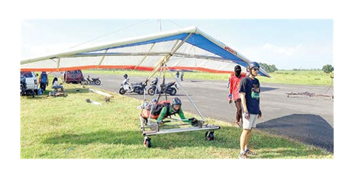 SIAP BERTANDANG: Atlet Gantole Kabupaten Malang bersiap lepas landas dalam sesi latihan di Bandara Notohadinegoro, Kabupaten Jember, beberapa waktu lalu.
