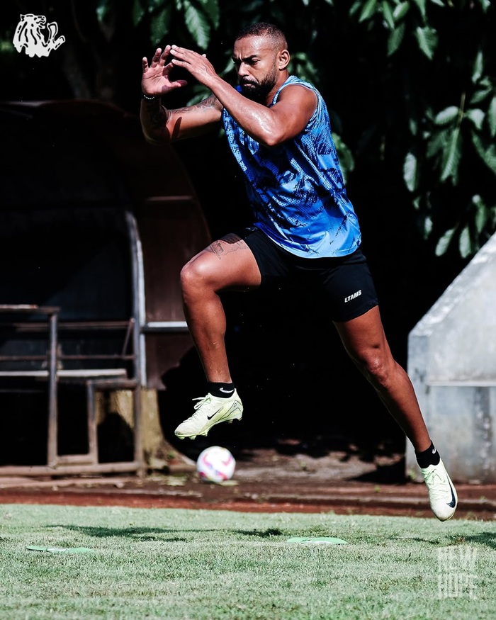 BAHAGIA: Dalberto Luan Belo menjalani latihan fisik di Lapangan Sepak Bola Universitas Brawijaya, Selasa lalu (20/5).