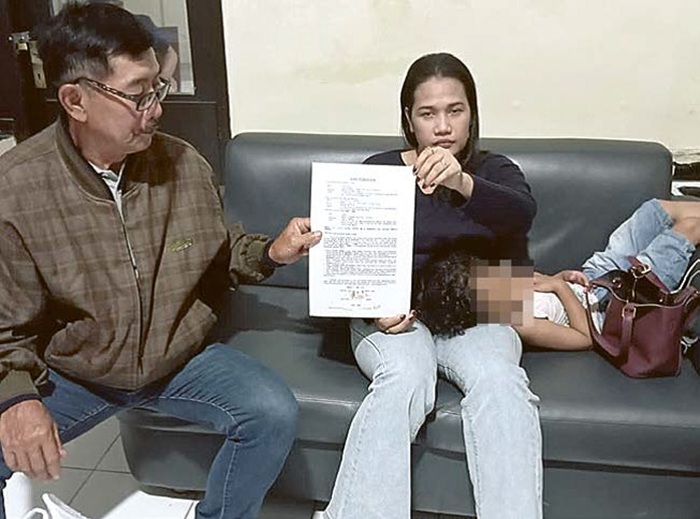 DAMAI: Septiana menunjukkan surat kesepakatan damai di Polsek Kalipare kemarin.