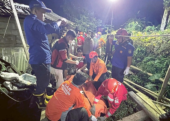 TERPEROSOK: Tim dari BPBD Kabupaten Malang dan personel SAR mengevakuasi jenazah korban dari septic tank di RT 4 RW 6 Dusun Tumpangrejo,Desa Kebobang, Wonosari.