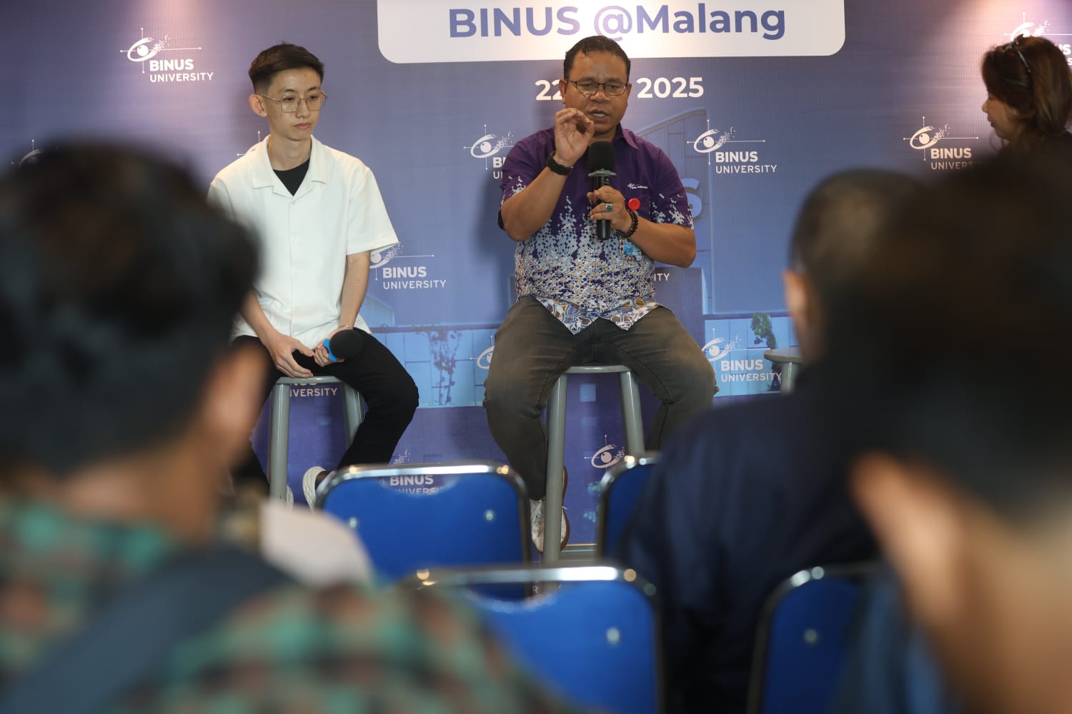 TERBUKTI: Dr Robertus Tang Herman, S.E., M.M., selaku Direktur BINUS @Malang (kanan) bersama Misael Calvin salah satu alumni Binus yang jadi pebisnis.