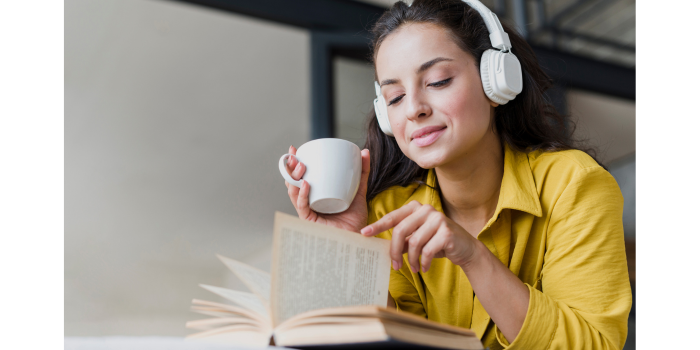 Ilustrasi orang membaca sambil mendengarkan musik (freepik.com).