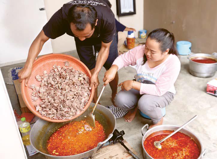 TEMBUS MANCANEGARA: Noviana Rahmawati ditemani suaminya memproduksi sambel