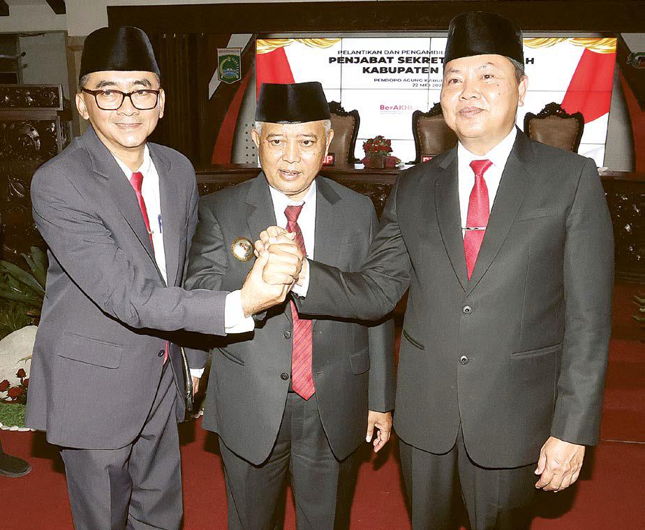 KOMPAK: Bupati Malang H M. Sanusi (tengah) diapit Pj Sekda Nurcahyo (kanan) dan mantan Plh Sekda Nurman Ramdansyah (kiri) setelah pelantikan di pendapa Agung Kabupaten Malang kemarin