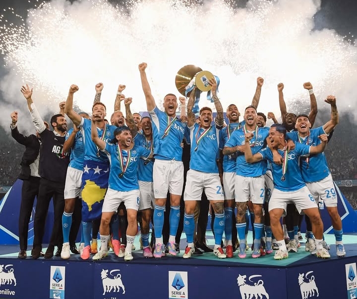 JUARA: Napoli meraih scudetto Seria A usai mengalahkan Cagliari 2-0 di pekan terakhir liga dini hari tadi.