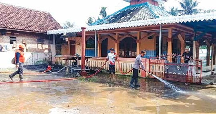 BENCANA: Tim gabungan dari TNI, Polri, dan BPBD Kabupaten Malang membantu warga yang terdampak banjir di Desa Pujiharjo dan Purwodadi, Kecamatan Tirtoyudo kemarin (23/5).