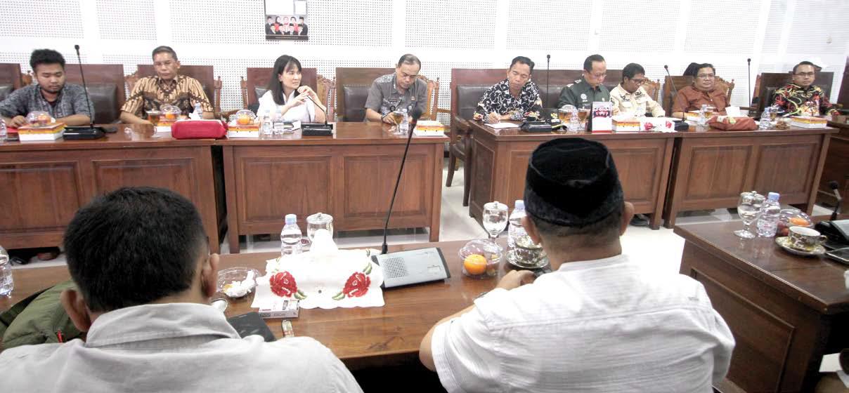 PATUHI KETENTUAN: Perwakilan PT Tanrise Property memenuhi undangan audiensi di ruang rapat internal DPRD Kota Malang, kemarin. Selain dewan, mereka juga ditemui perwakilan pemkot.
