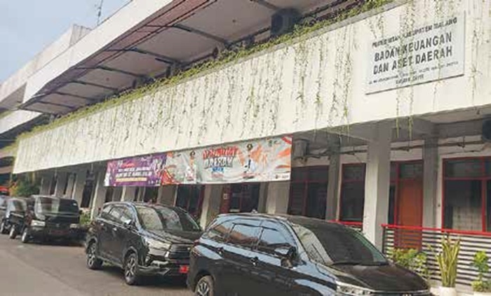 CANGGIH: Deretan mobil parker di depan kantor Badan Keuangan dan Aset Daerah (BKAD) Kabupaten Malang kemarin (23/5). BKAD sudah menerapkan sistem digitalisasi.