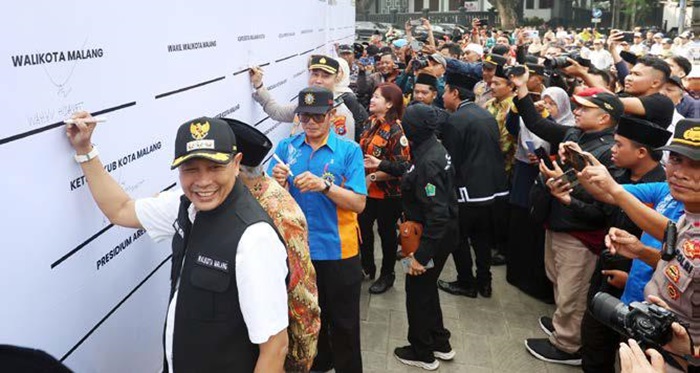 ANTISIPASI: Wali Kota Malang Wahyu Hidayat bersama perwakilan Polresta Malang Kota dan organisasi masyarakat menandatangani nota kesepahaman antipremanisme dan ormas bermasalah di Balai Kota Malang