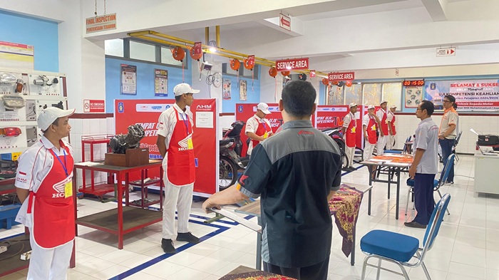 BERPRESTASI: Standarisasi kompetensi siswa Teknik Sepeda Motor oleh Asesor Astra Honda Motor sesuai sertifikasi TTL-1 Mekanik AHASS.