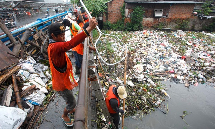 CEGAH BANJIR: Tim satgas air membersihkan sampah yang menumpuk di Sungai Buntung, Kecamatan Waru, kemarin (23/5).