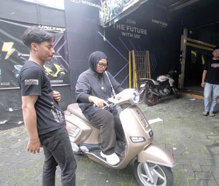 BANYAK PROMO: Store United E Motor menunjukkan unit terbaru tipe C2000 kepada Jawa Pos Radar Malang, Kamis lalu (22/5
