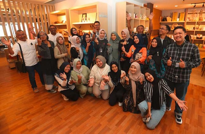TERPILIH: Sebanyak 19 pelaku UMKM foto bersama setelah mengikuti technical meeting BRI UMKM Shopping Festival kemarin.