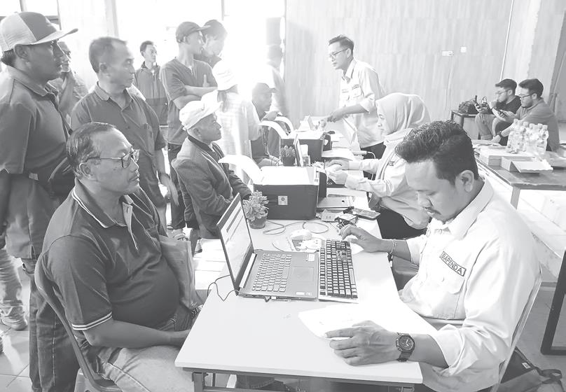 ANTUSIASME: Warga antre di balai desa untuk mendapatkan pelayanan dari program BMW.