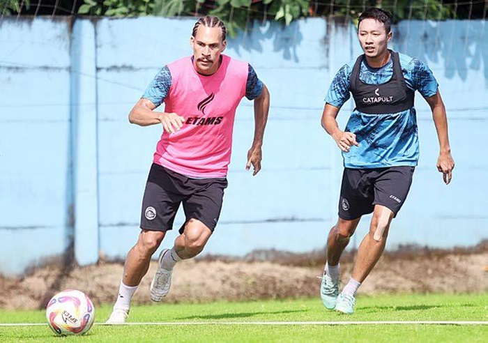 BERTAHAN: Gelandang Pablo Oliveira (kiri) menjalani sesi latihan di ARG Soccer Field, Lawang, beberap  waktu lalu.