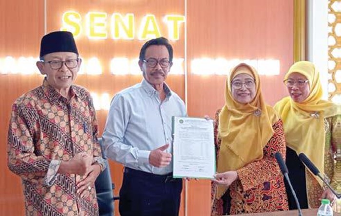 SELEKSI: Rektor UIN Malang Prof Zainuddin (dua dari kiri) dan Ketua Senat Akademik Prof Mufidah menunjukkan hasil penilaian 12 kandidat rektor.