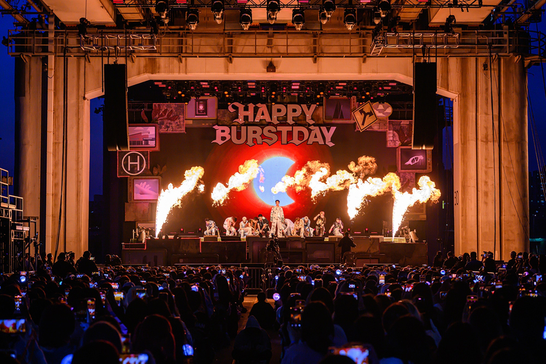 SEVENTEEN Rayakan Debut ke-10 Dengan Gelar "BURST STAGE" di Jembatan Jamsu (Pledis Entertainment)