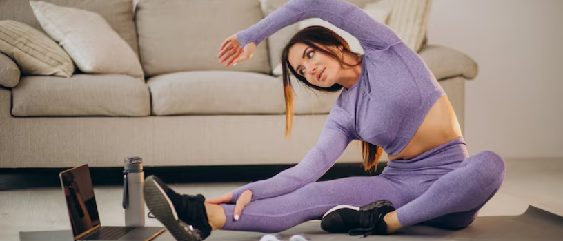 Ilustrasi workout melalui video online di rumah (freepik)
