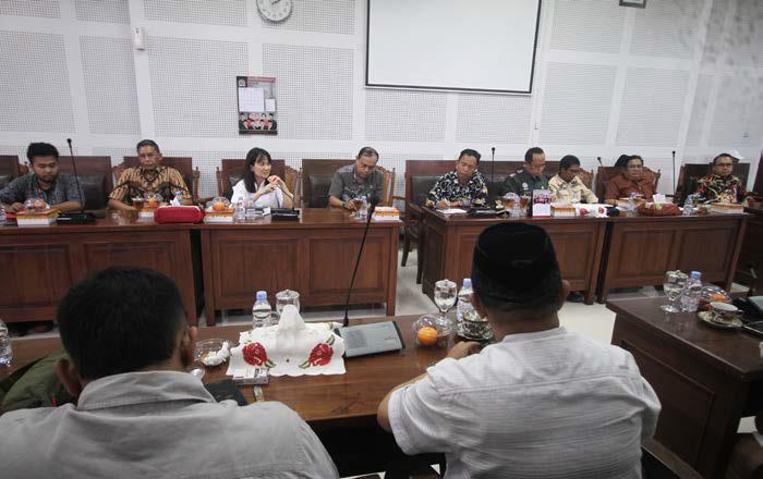 DENGAR PENDAPAT: DPRD Kota Malang melakukan hearing antara PT Tanrise Property dengan warga di ruang rapat internal pada Jumat (23/5).