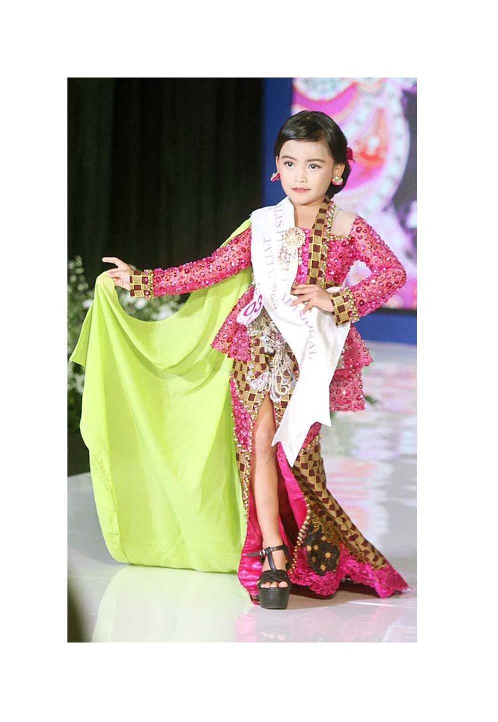 KEJAR TIKET NASIONAL: Almira Putri Nugraha, 7, salah satu dari 17 finalis Putri Tradisional Jawa Timur kategori anak-anak tampil di MCC, kemarin (25/5).