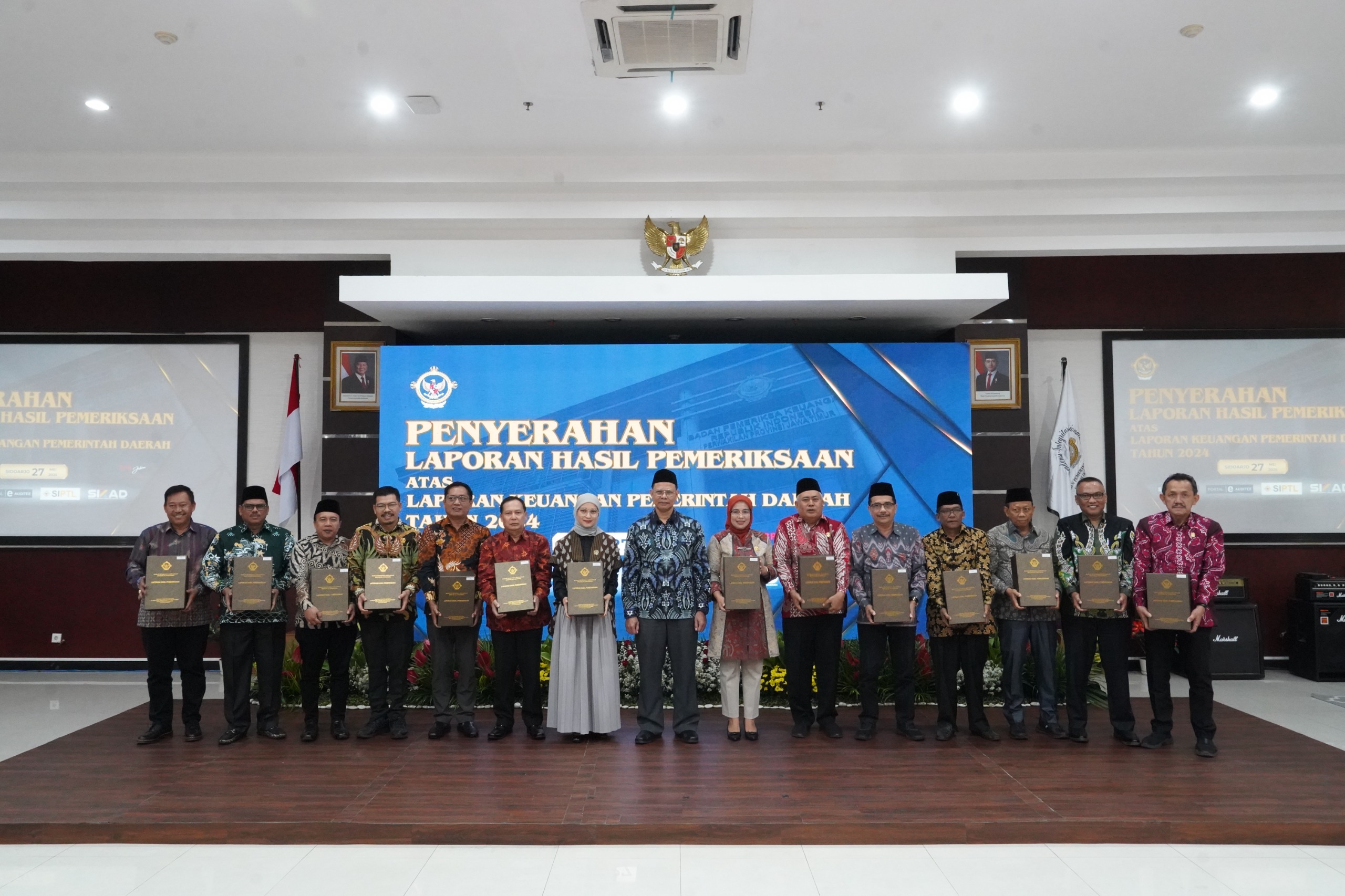 MEMBANGGAKAN: Ketua DPRD Kota Malang Amithya Ratnanggani Sirraduhita (tujuh dari kiri) menerima LHP LKPD 2024 dari BPK Jatim pada Senin(26/5).