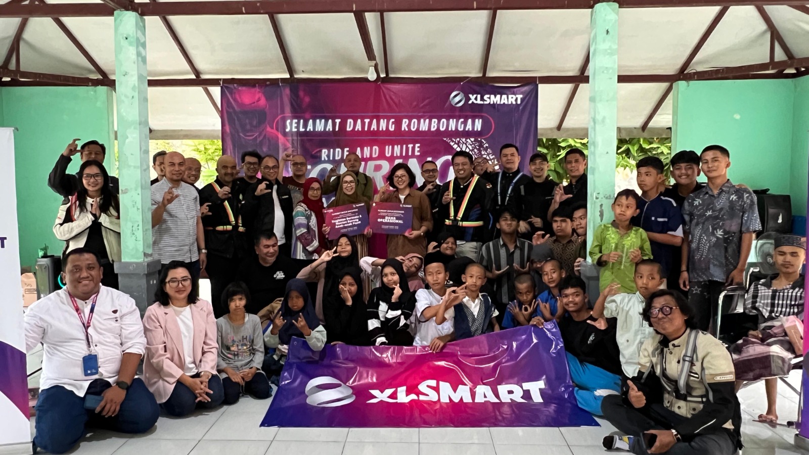 SOSIAL: Manajemen dan Karyawan XLSMART berbagi di Yayasan Budhi Asih Cirebon.