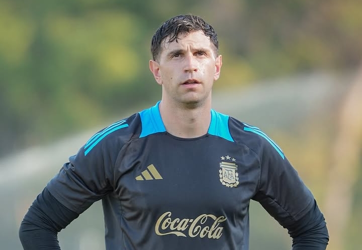 TANGGUH: Emiliano Martinez dikabarkan segera merapat ke Barcelona jika harus berpisah dengan Aston Villa.