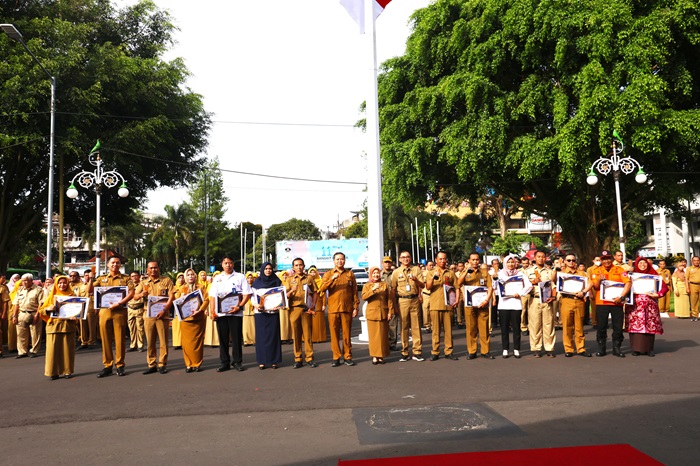 PARA JUARA: Para peraih penghargaan KORPRI Award 2024 berbaris di halaman Pendapa Agung Kabupaten Malang, Jalan KH Agus Salim, Klojen, Kota Malang, kemarin (26/5).