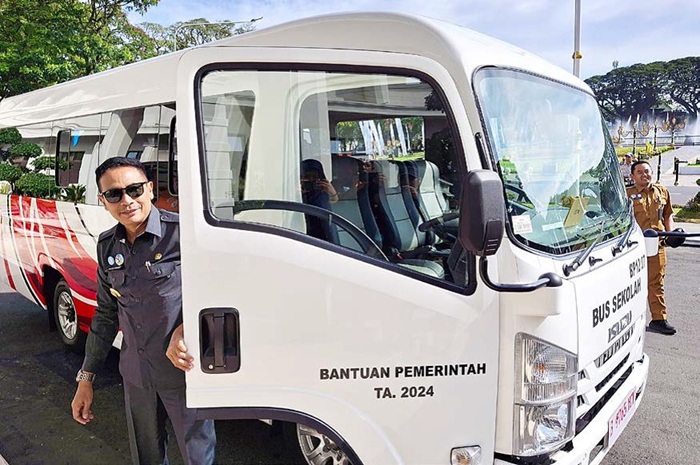 BENTUK APRESIASI: Wali Kota Malang Wahyu Hidayat mengecek bagian dalam dan luar bus dengan kapasitas 20 penumpang di balai kota, kemarin. Bus itu merupakan penghargaan dari Wahana Tata Nugraha (WTN) 2