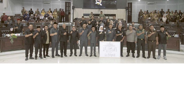 PENANDATANGANAN : Ketua DPRD Kota Malang Amithya Ratnanggani menandatangani pakta integritas usulan pokok pikiran DPRD tahun 2026.