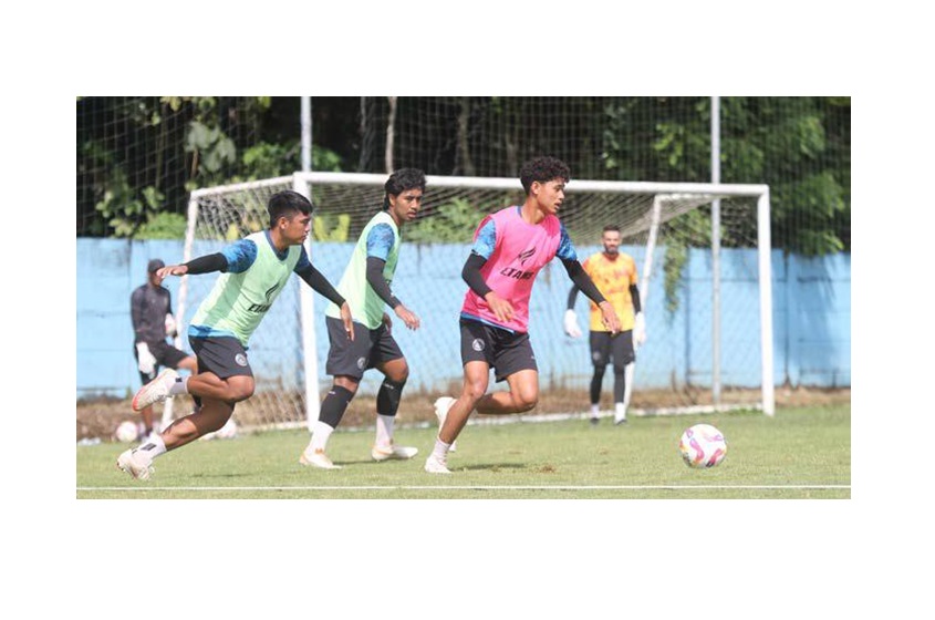 LANJUTKAN TRANDISI: Pemain Arema FC U-20 Muhammad Dimas (kanan) menggiring bola dalam sesi latihan di ARG Soccer Field, Lawang, beberapa waktu lalu.