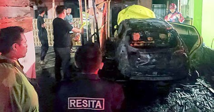TEMUKAN POTONGAN KABEL: Petugas pemadam memastikan tidak ada titik api lagi dari mobil Toyota Yaris yang terbakar di Jalan Raya Desa Klampok, Singosari dini hari kemarin (26/5).