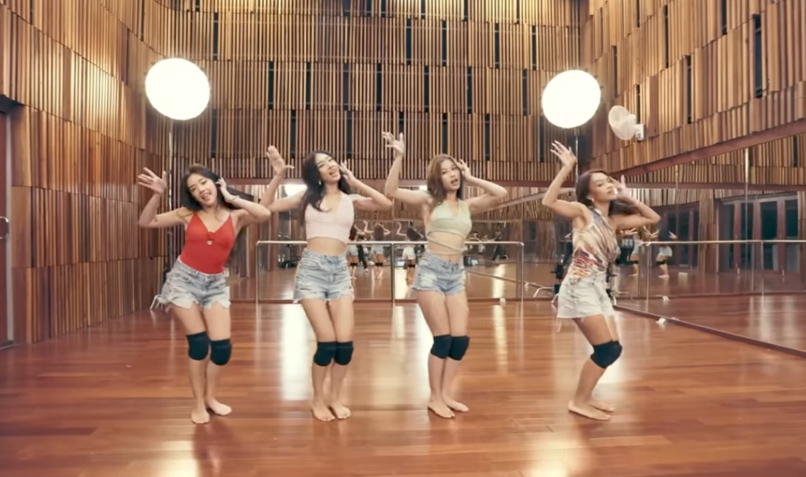 Girl Band No Na selipkan tari bali dalam koreografi single terbarunya Falling In Love. (tangkapan layar)