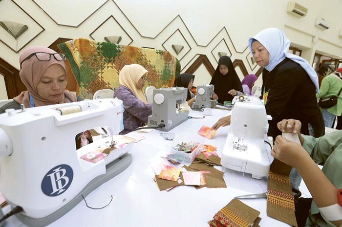 TELITI: Sebanyak 50 perempuan pelaku UMKM menjalani workshop recycle limbah kain di MCC kemarin.