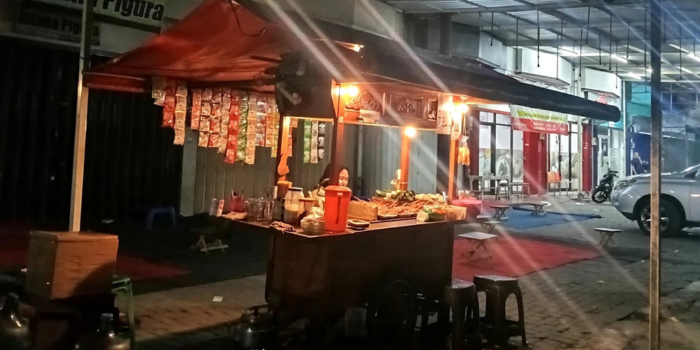 Angkringan Simpang Wilis Malang (Cak Tambi).