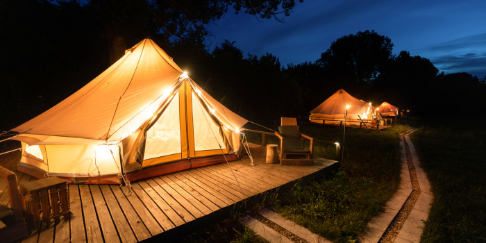 Ilustrasi suasana glamping ketika menjelang malam (pch.freepik)