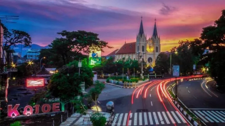 Potret Wisata Kayutangan Malang Saat Malam Hari (Instagram @kayutanganheritage)