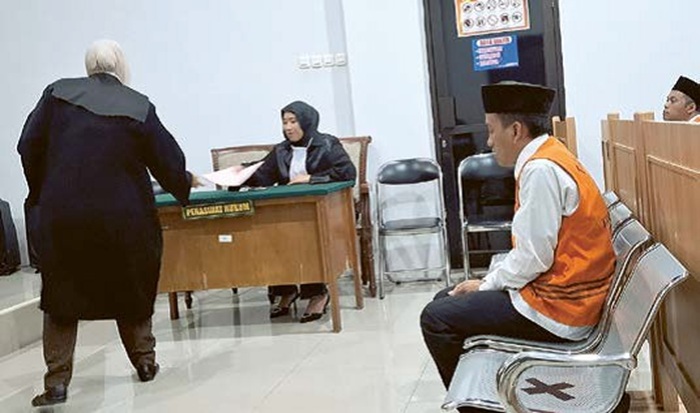 KASUS KDRT: Ahmad Fatkhul Muslich, 32, warga Desa Bunut Wetan, Kecamatan Pakis menjalani sidang di PN Kepanjen kemarin (27/5).