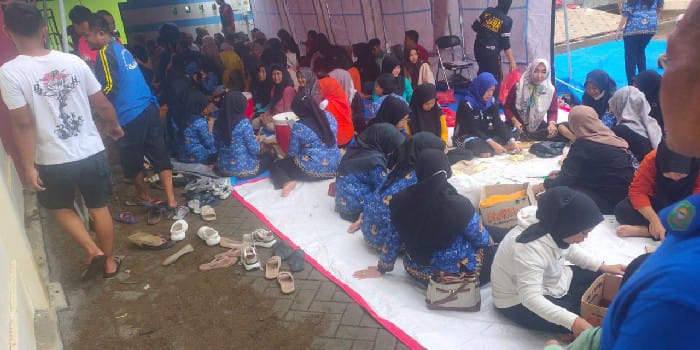 MEMBUTUHKAN: Suasana dapur umum korban banjir dan longsor di Trenggalek.