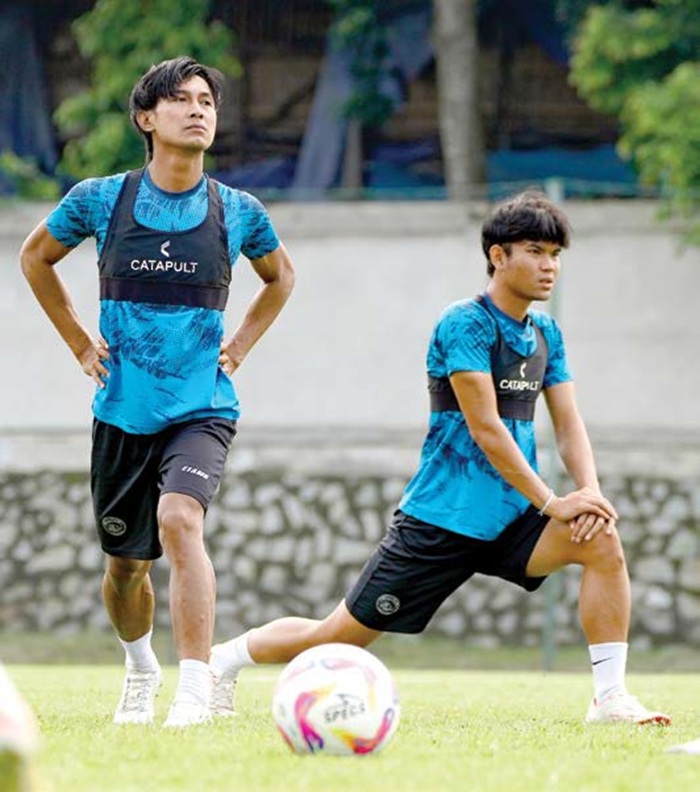 PERCAYA PEMAIN: Johan Ahmat Farizi (kiri) dan Anwar Rifai berlatih bersama Arema FC beberapa waktu lalu.