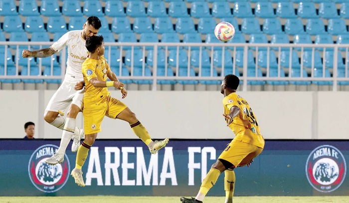 NYAMAN: Julian Guevara (kiri) melakukan duel udara dalam laga BRI Liga 1 pekan ke-34 melawan Semen Padang pada 24 Mei lalu.
